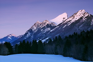 Heure bleue sur les montagnes enneigées du Massif des Bauges
