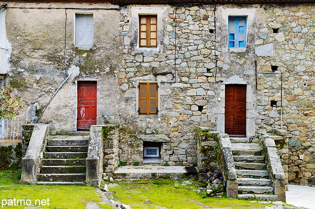 Photo de la faade colore d'une maison de village  Ghisoni en Haute Corse