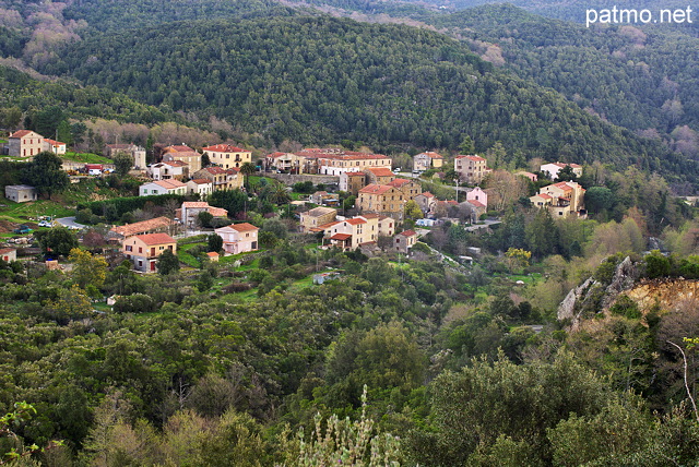 Photo du village de Pietrapola i Bagni dans les montagnes de la valle de l'Abatesco en Haute Corse