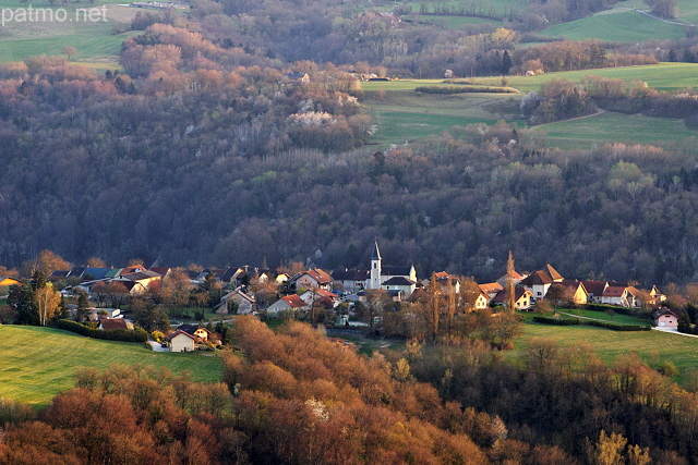 Image du village de Musiges sur les collines de Haute Savoie