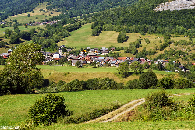 Image d'un paysage rural du Massif des Bauges autour du village de la Compte