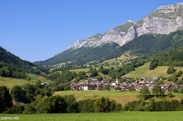 Photo du village de la Compte en Bauges au pied des montagnes