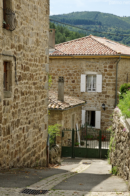 Photographie d'une ruelle et de maisons en pierres  Saint Pierreville en Ardche