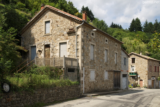 Photographie de maisons ardchoises dans le villlage de Saint Pierreville