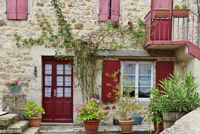 Photo d'une faade colore dans le village de Saint Pierreville en Ardche