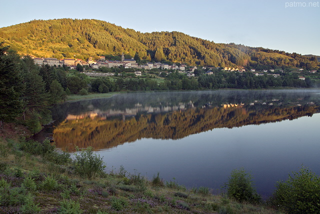 Photo du lever du jour sur Saint Martial et son lac en Ardche