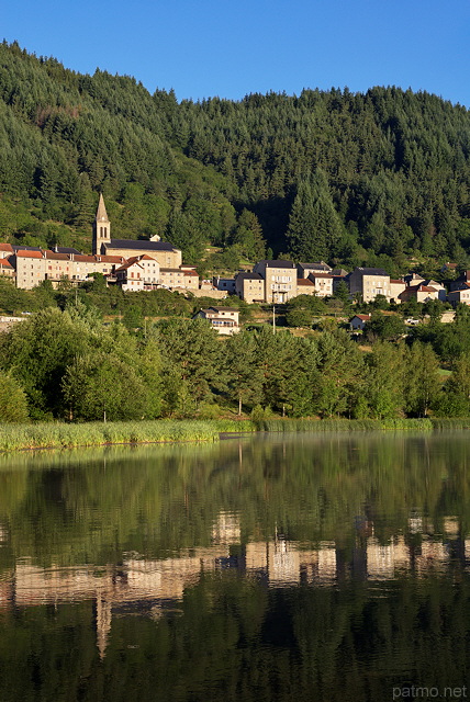Photographie du village de Saint Martial et de son lac en Ardche
