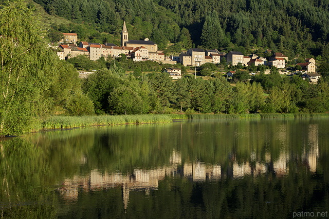 Photographie du village et du lac de Saint Martial en t - Ardche