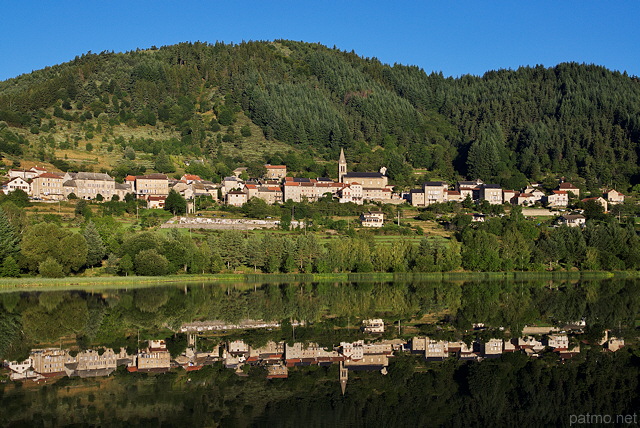 Photographie du village de Saint Martial en Ardche avec son reflet dans le lac