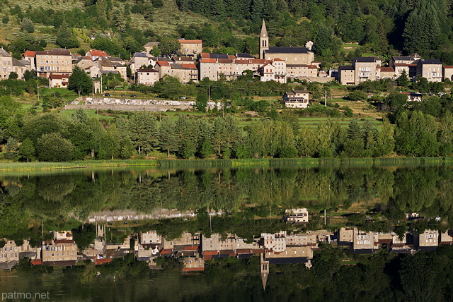 Photo du village de Saint Martial se refltant dans les eaux du lac