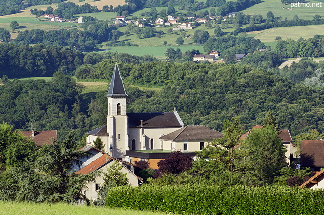 Photographie de l'glise et du village de Musiges dans la campagne de Haute Savoie