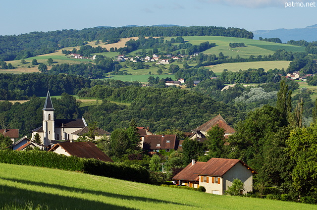 Image du village de Musiges perch dans les collines de Haute Savoie