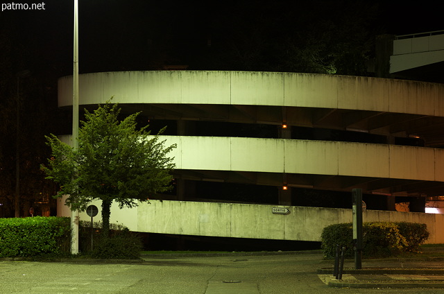 Photo de nuit de la descente hlicodale du parking des Galeries Lafayette  Annecy