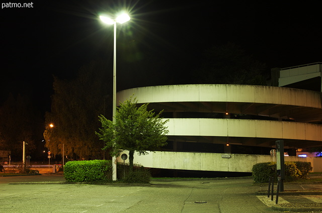Lumire nocturne sur la descente en colimaon du parking des Galeries Lafayette  Annecy