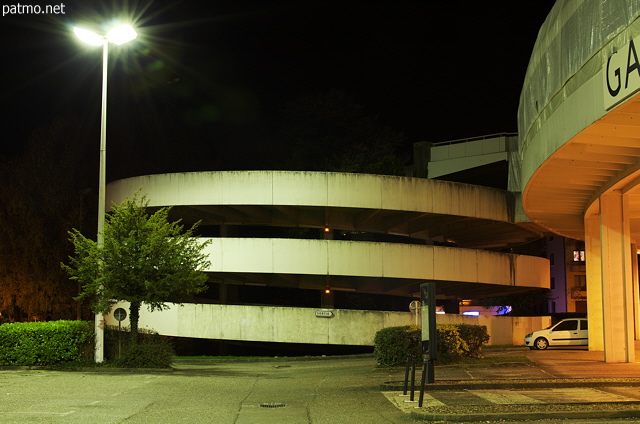 Photo de nuit du parking des Galeries Lafayette  Annecy