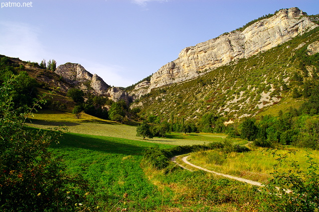 ... paysage de moyenne montagne autour du village de La Piarre dans les