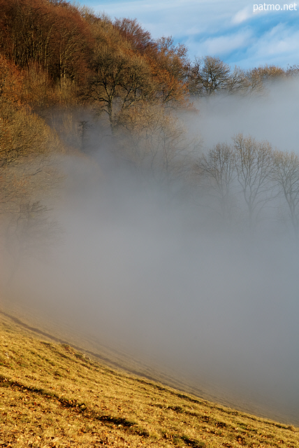Image des crtes du Vuache dans le brouillard et le soleil.