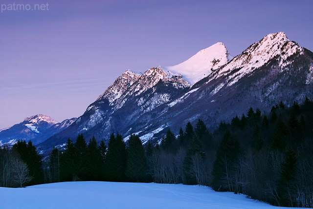 Photo  l'heure bleue des montagnes enneiges du Massif des Bauges