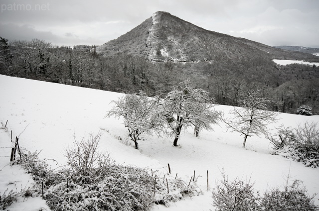 Photographie d'un paysage rural enneig devant le Mont de Musiges