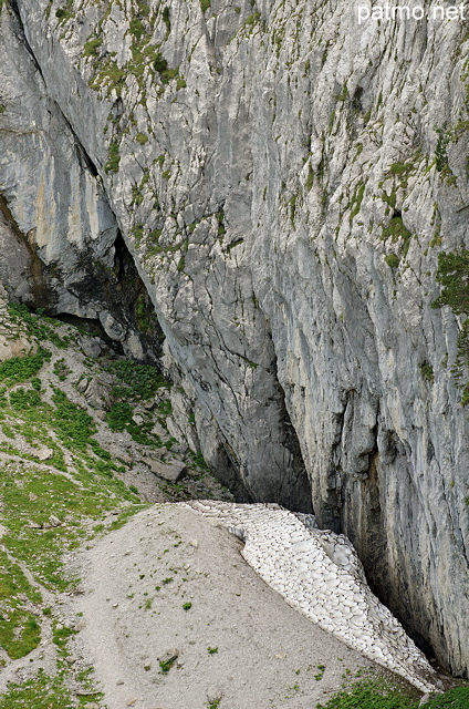 Image d'un reste de nv sous les falaises du Bargy