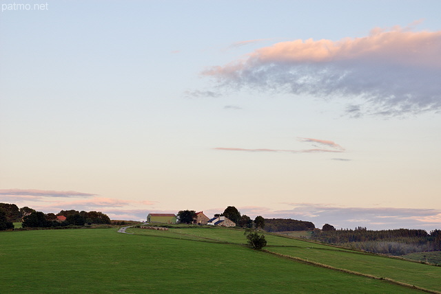 Photographie d'un paysage rural au crpuscule  Sainte Eulalie en Ardche