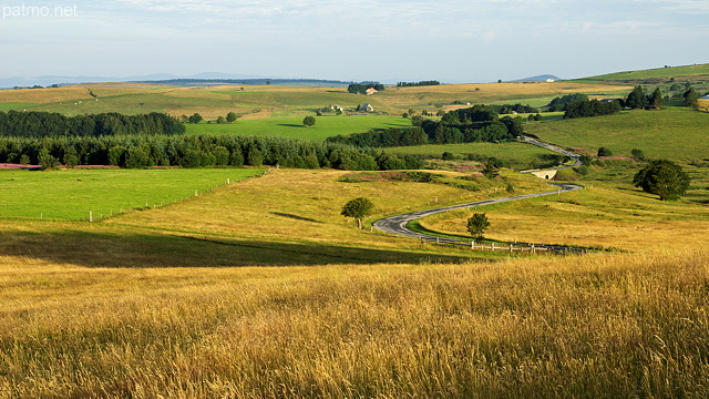 Image d'un paysage rural travers par une route de campagne dans la Montagne Ardchoise