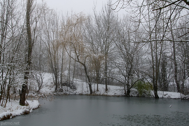 Photo d'un tang en hiver