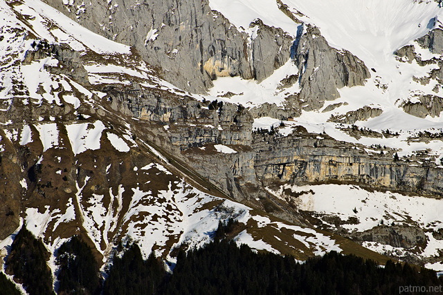Photo des dernires traces de neige sur la montagne de la Tournette en Haute Savoie