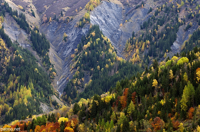 Photo de fort de montagne en automne et et de pentes rodes dans la Valle des Villards