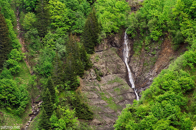 Photo d'une cascade dvallant les pentes sous la Pointe d'Almet dans le Massif des Aravis