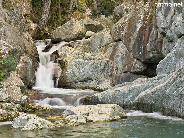 Photographie d'une petite cascade prs de Poggio di Nazza en Haute Corse