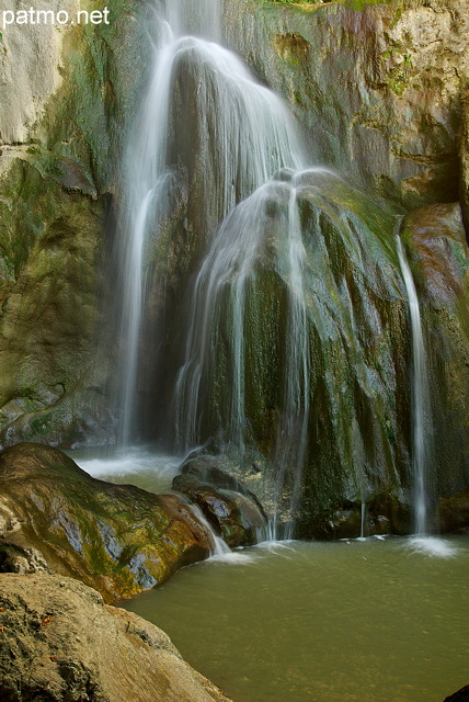 Photo de rochers moussus arross par la cascade de Barbennaz