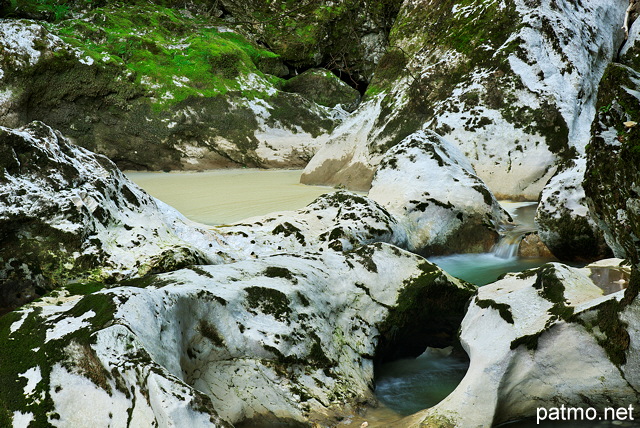 Image de roches calcaires dans le lit de la rivire du Chran dans le Massif des Bauges