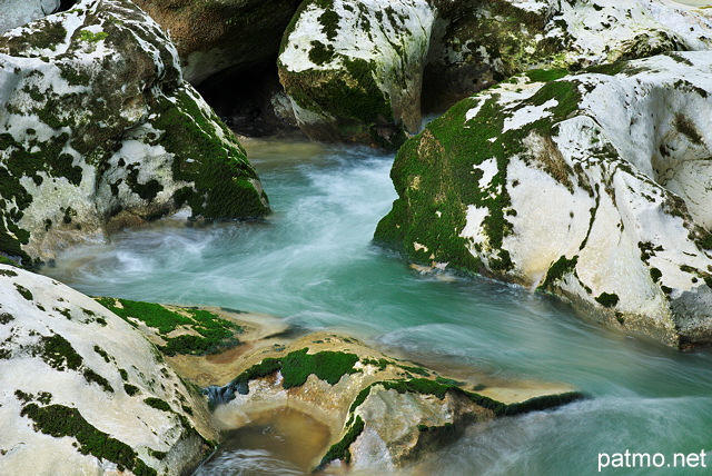 Photographie de l'eau courant entre des rochers dans le lit de la rivire du Chran - Massif des Bauges
