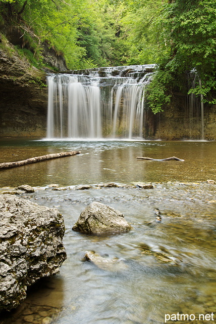 Image du la chute d'eau du Gour Bleu dans les cascades du Hrisson