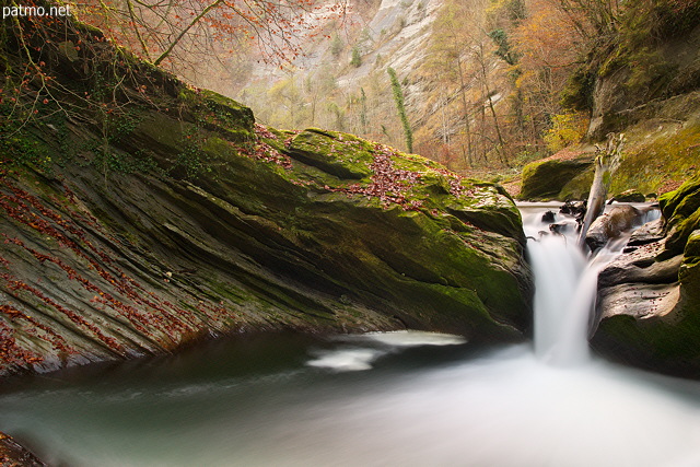 Photo d'une cascade d'automne dans les gorges du Chran - Massif des Bauges