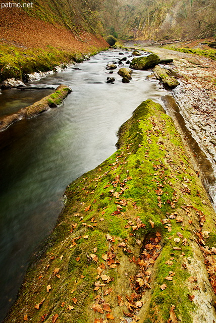 Photograph of an autumn day in the gorges of Cheran river