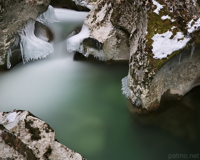 Photographie d'une petite cascade d'hiver dans la rivire du Fornant
