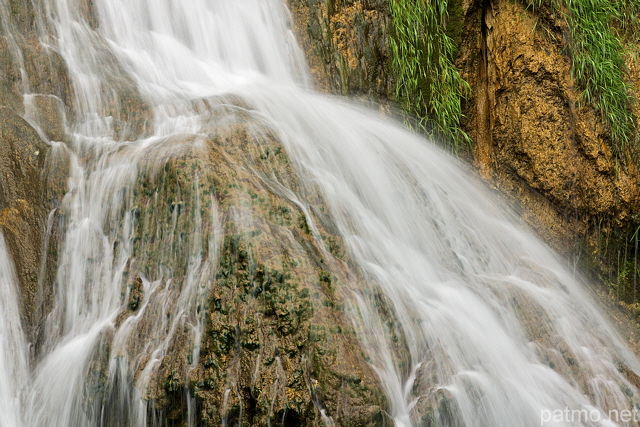 Photo d'un rocher arros par l'eau de la cascade de Glandieu