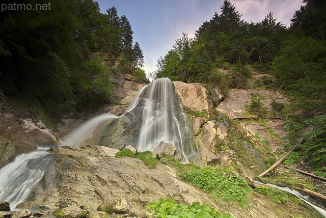 Photo de la cascade du Dard au crpuscule dans les montagnes du Massif des Bornes