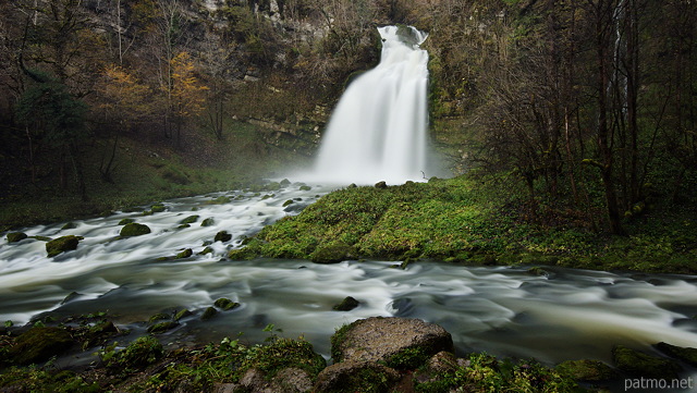 Photo d'une cascade et de la rivire  du Flumen dans le Jura
