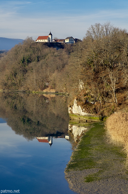 Image du chteau de Bassy et de son reflet sur l'eau du Rhne
