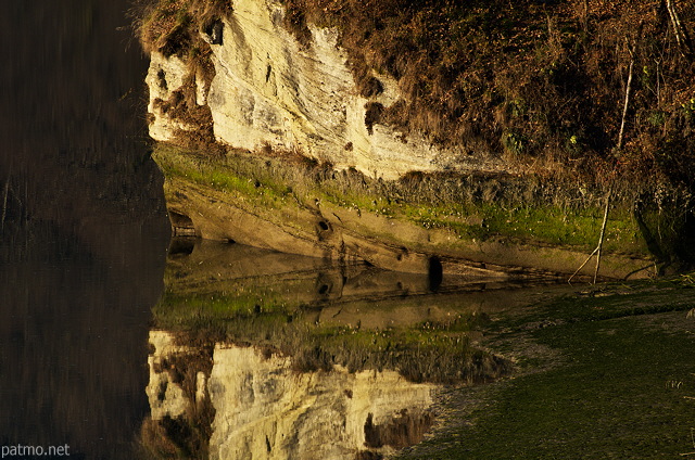 Photographie de reflets sur l'eau du Rhne au niveau de Bassy