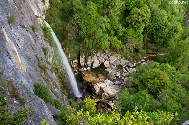 Photo de la cascade de Cerveyrieu et de la rivire du Sran au printemps