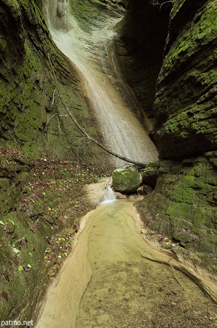 Photo de la cascade dans le petit canyon du Castran  Frangy