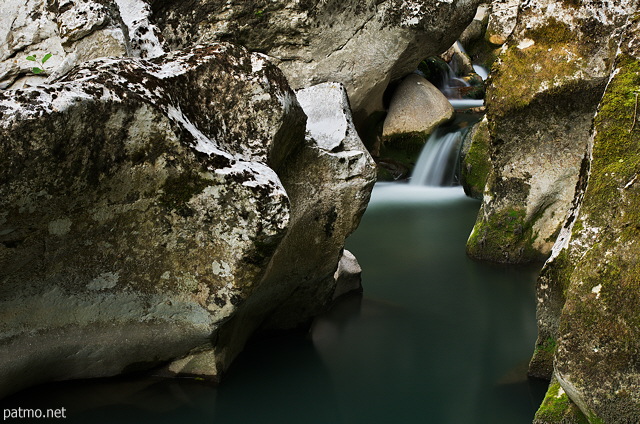 Image de l'eau de la rivire du Fornant cascadant entre les rochers
