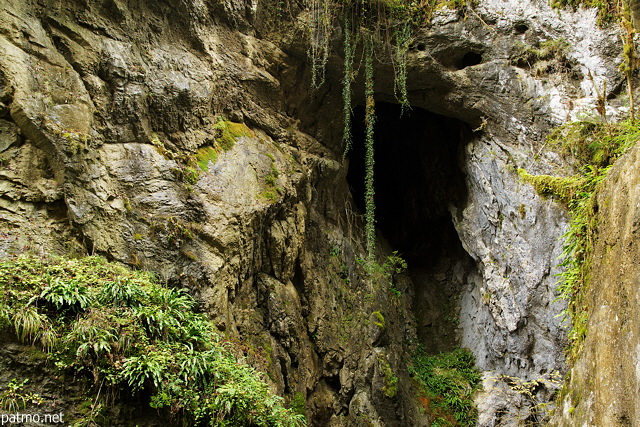 Photographie d'une grotte dans les falaises des Gorges de l'Abme prs de Saint Claude dans le Jura