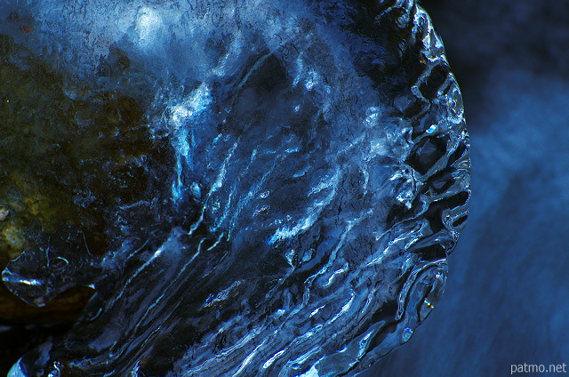 Photographie de la glace sur les rochers dans la rivire du fornant