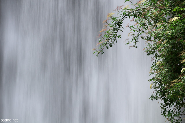 Image du rideau d'eau de la cascade de la Dorches dans l'Ain