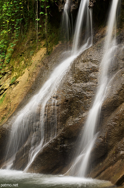 Image d'une cascade d't sur les berges de la rivire du Chran en Haute Savoie